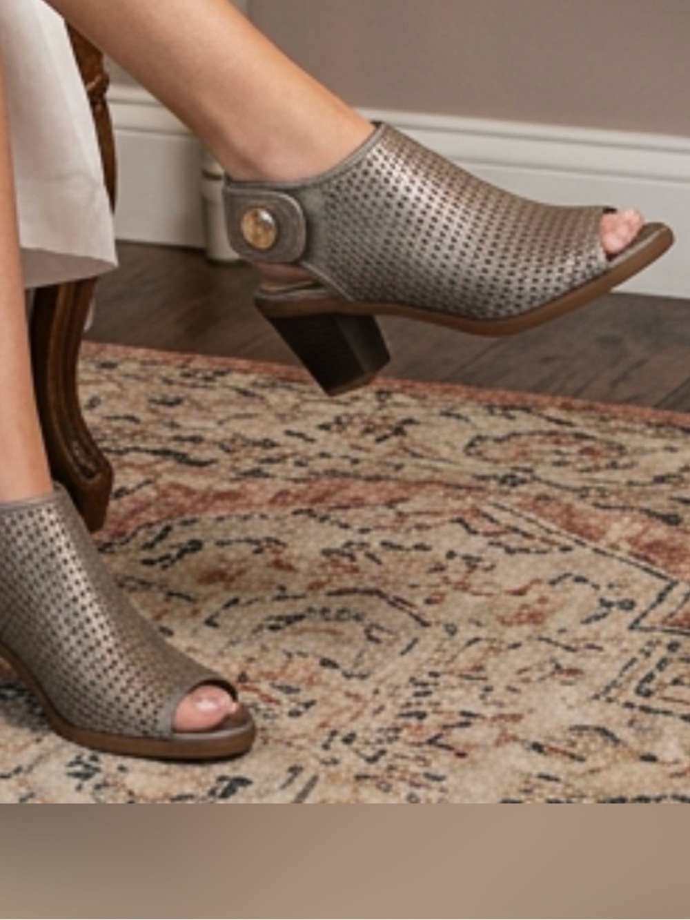 New ~ Lindsay Phillips Switch Flop Laser Cut Bootie Interchangeable
Button Sz 10